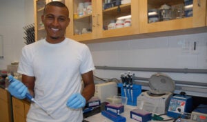 A Bermuda Program intern works in the lab at BIOS